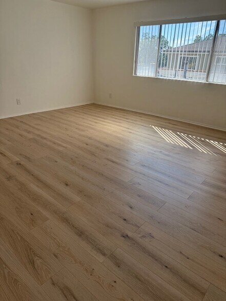 Building Photo - 559 Hyde Park Pl