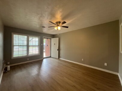 Building Photo - "Charming 3-Bed, 2-Bath Haven on 68th Street, Lubbock - Perfectly Cozy at 1088 Sq Ft!"