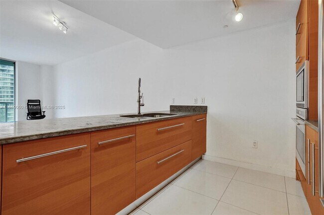 Building Photo - 475 Brickell Ave