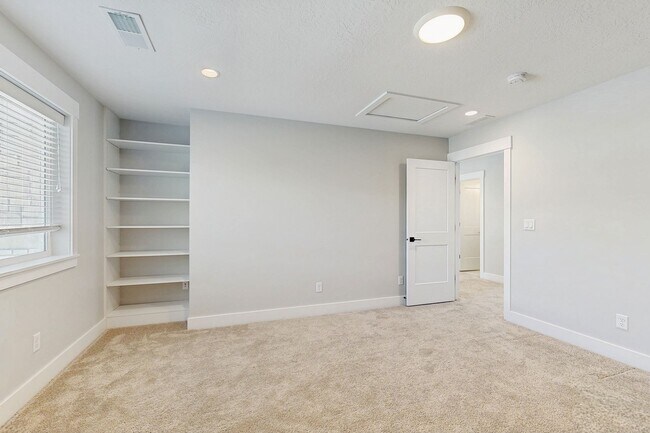 Building Photo - High-End Spacious 4 Bedroom Home in Desirable Highland with Private Backyard and Finished Basement