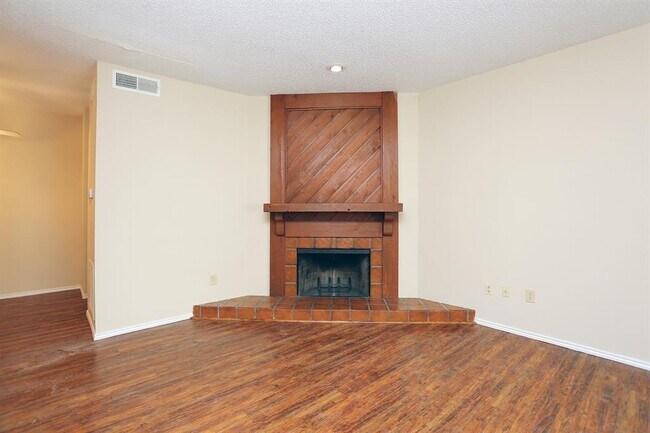 Building Photo - 9254 Forest Ln