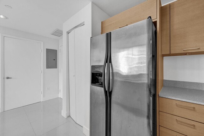 Building Photo - 1 bedroom and 1 bath condo located east side of Biscayne Blvd Miami Florida