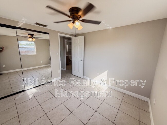 Building Photo - 818 Bayview Dr