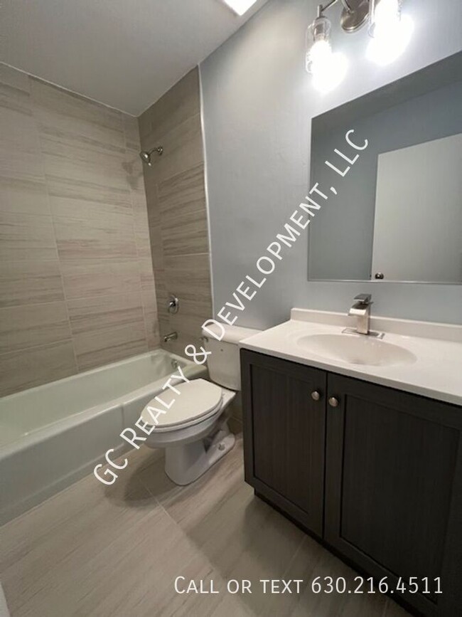 Building Photo - ***2 FREE WEEKS OF RENT! RENOVATED 2 BDRM ...