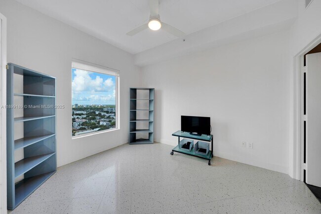 Building Photo - 10 SW South River Dr