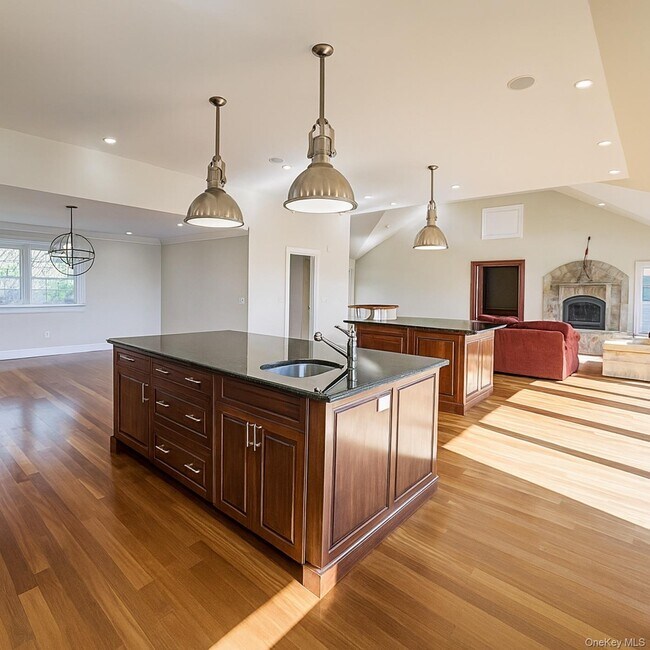 Building Photo - 510 Shore Dr