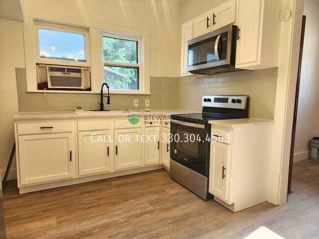 Primary Photo - 687 Allyn St