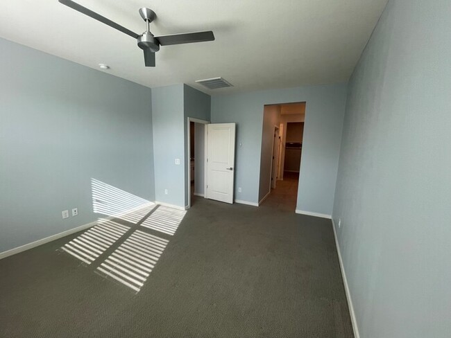 Building Photo - Modern Comfort and Convenient Living Near ...