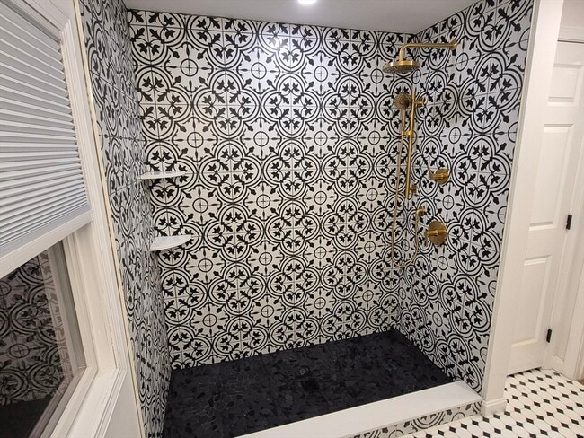 Building Photo - 5 Lakeview Ave