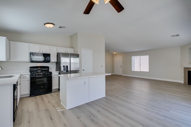 Building Photo - Stunning 3 bedroom, 2 bathroom house located in Silverado Ranch.