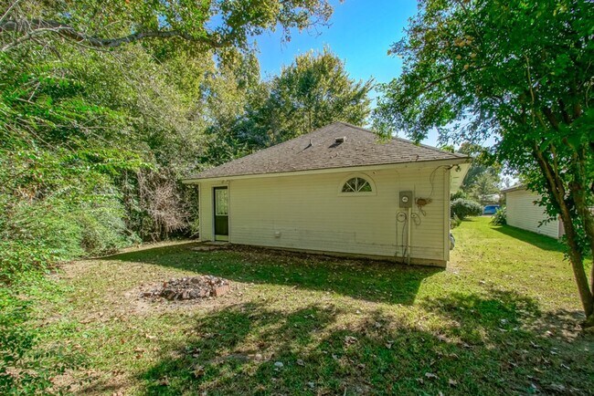 Building Photo - Gene Buckle