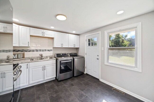 Building Photo - 162 Frederick Dr