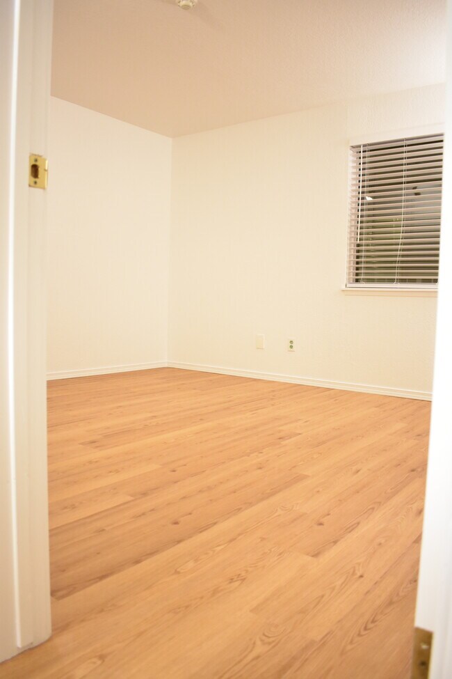 Building Photo - 7378 W Lake Sammamish Pky NE