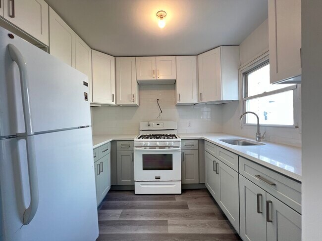 Building Photo - 13 E 17th St