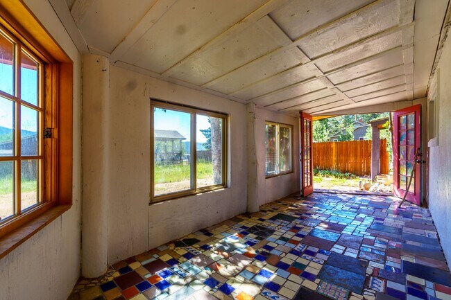 Building Photo - 2 bedroom charmer on W South for rent!