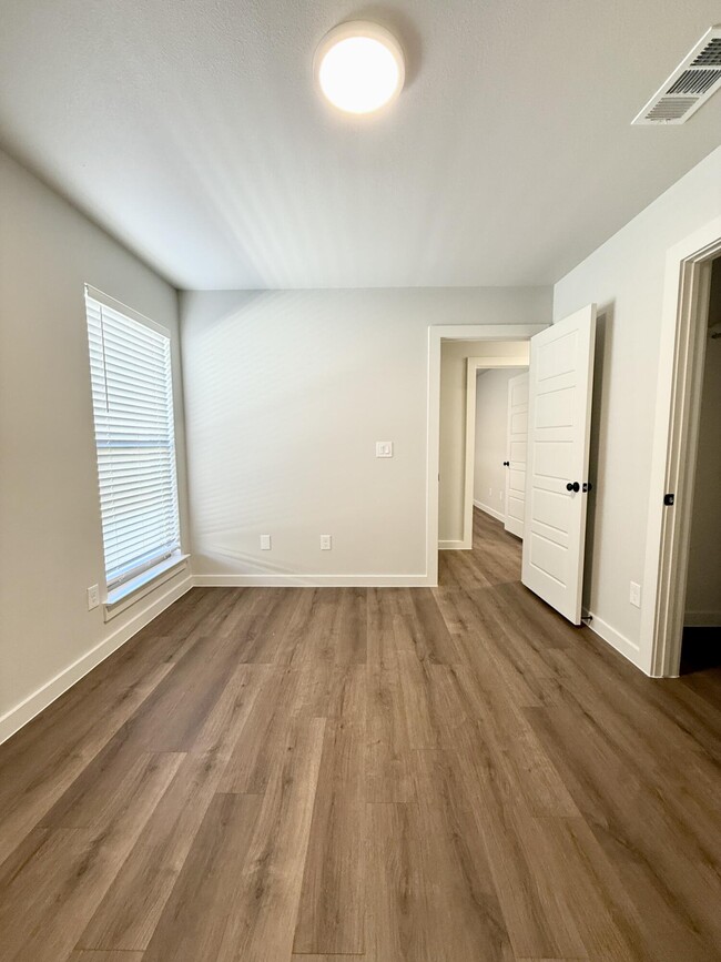 Building Photo - 2119 Langford Ave