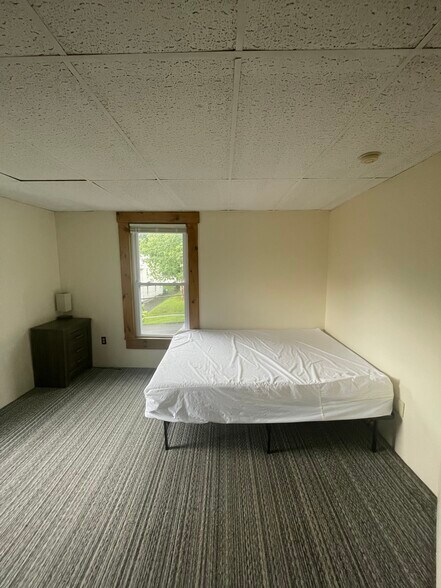 Building Photo - 86 Elm St