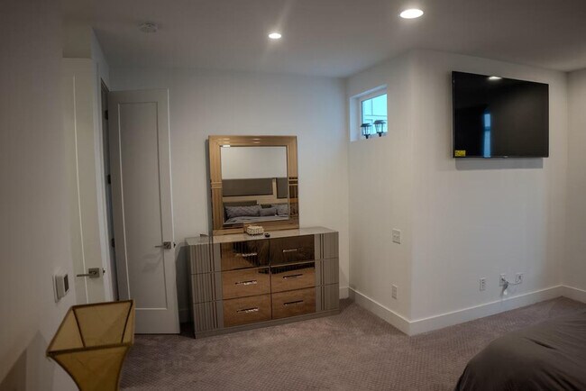 Building Photo - 1680 Memorial Dr SE