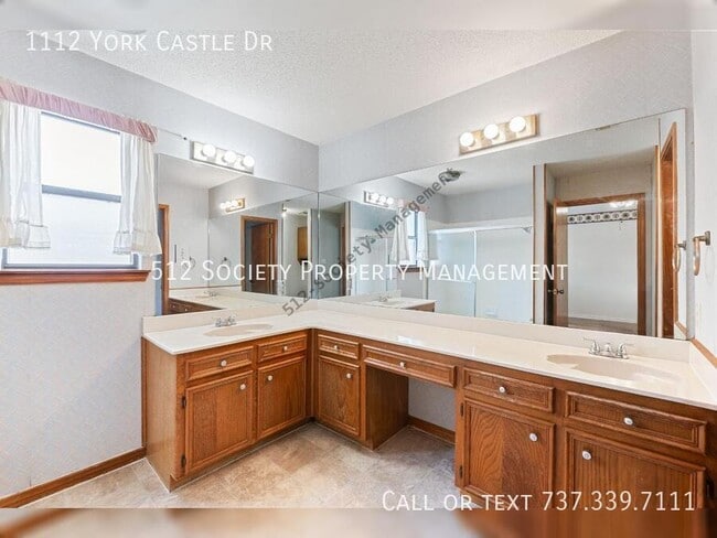 Building Photo - 1112 York Castle Dr