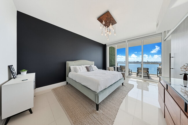 Building Photo - 2020 N Bayshore Dr