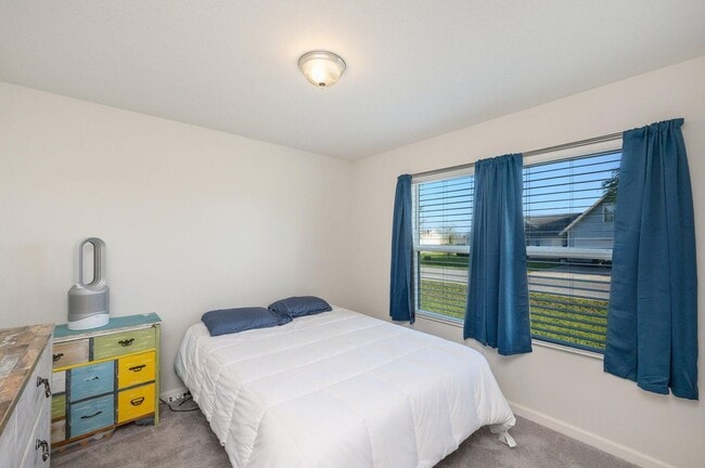 Building Photo - Charming 4-Bed Home in Quiet DeFuniak Spri...
