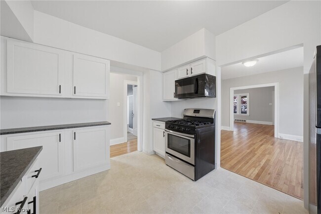 Building Photo - 2058 Wascana Ave