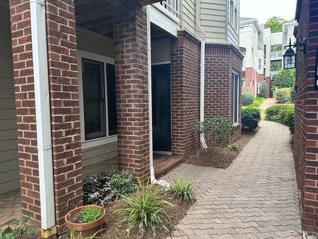 Building Photo - Adorable 2 Bedroom Condo!