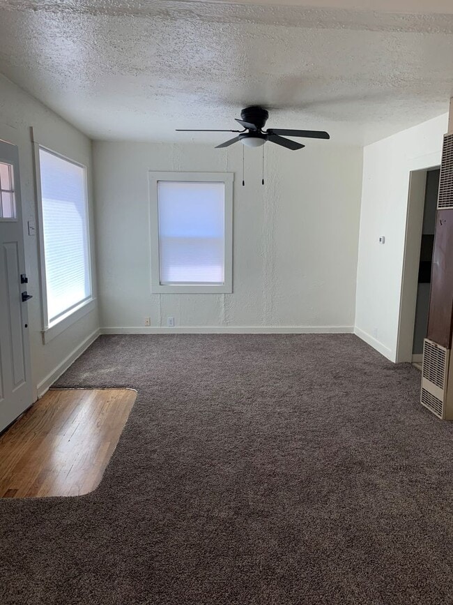 Building Photo - Clean 2 bedroom home