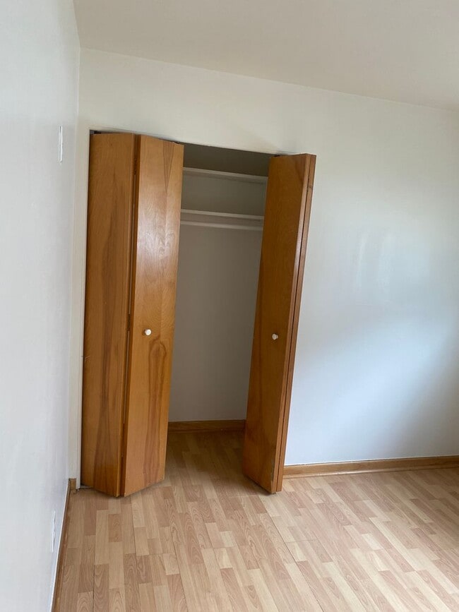 Building Photo - Newly painted 3 bedroom 1 bathroom bi-leve...