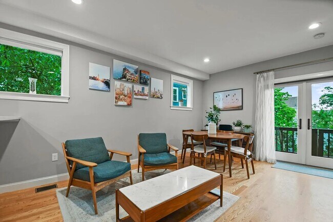 Building Photo - Renovated Apartment in Medford