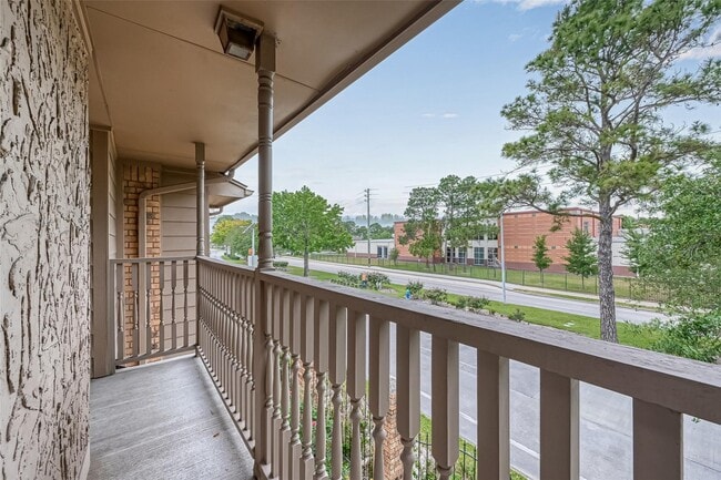 Building Photo - 10615 Briar Forest Dr