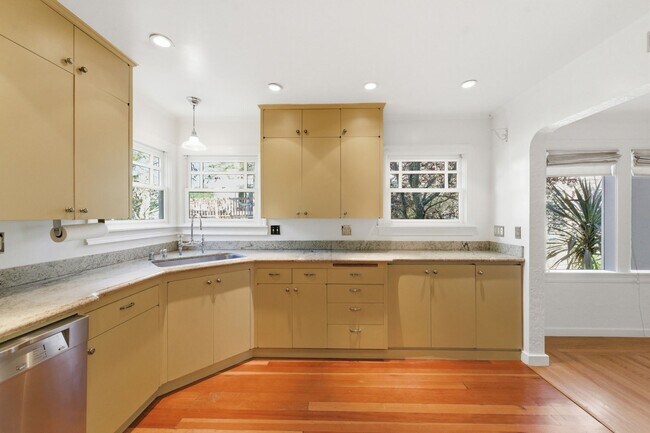 Building Photo - Spacious 2 Bed, 2 Bath Home