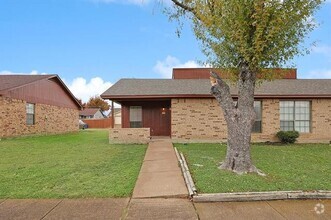 Building Photo - 1711 Creekview Dr