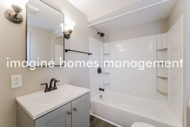 Building Photo - Lovely 4 Bed, 2 Bath Home in North Hills!