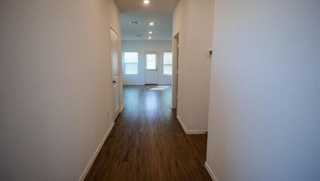 Building Photo - 2021 4/2.5 house in Devine Lake