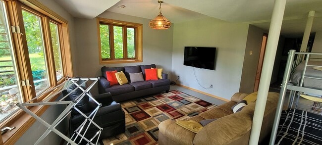 Building Photo - Fully Furnished 3 Bedroom House