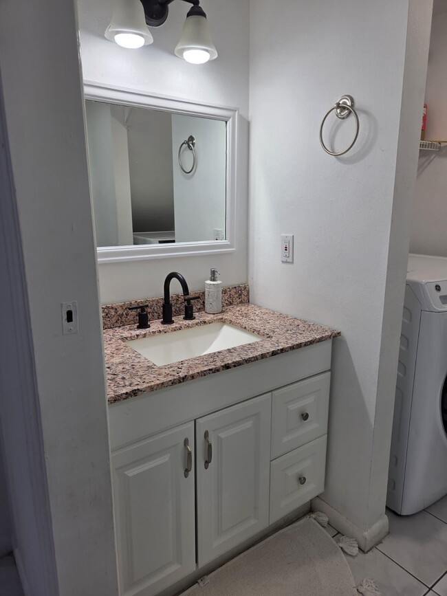 Building Photo - 810 Sandtree Dr