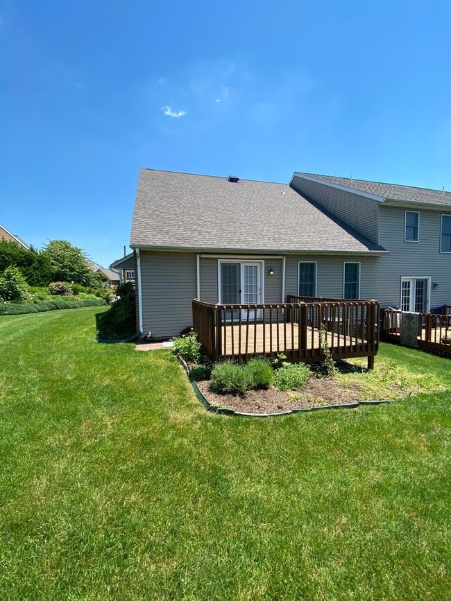 Building Photo - Beautiful 3 BR End Unit Townhouse in Summit Hills!