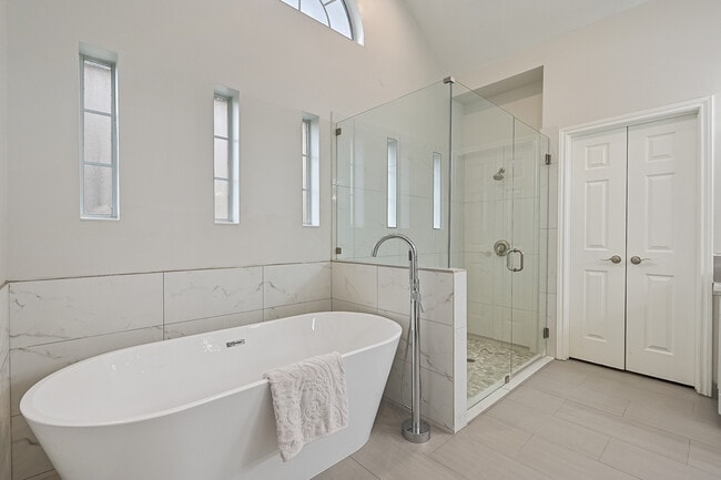 Building Photo - 711 Saratoga Dr