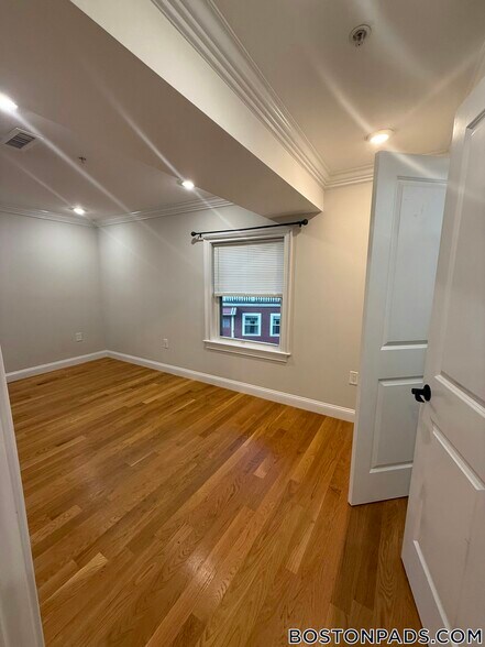 Building Photo - 62 Gordon St