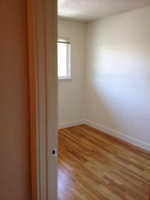 Building Photo - Taggart TownHouse Hardwood's, Patio, Park, Pets, Bike, Bus