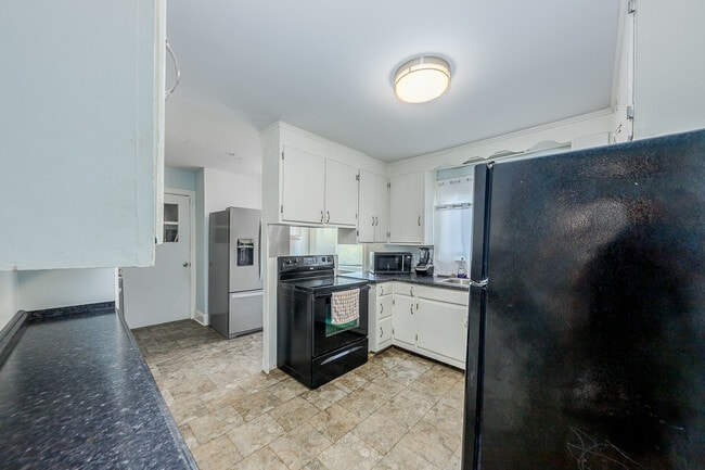 Building Photo - 913 Bern St