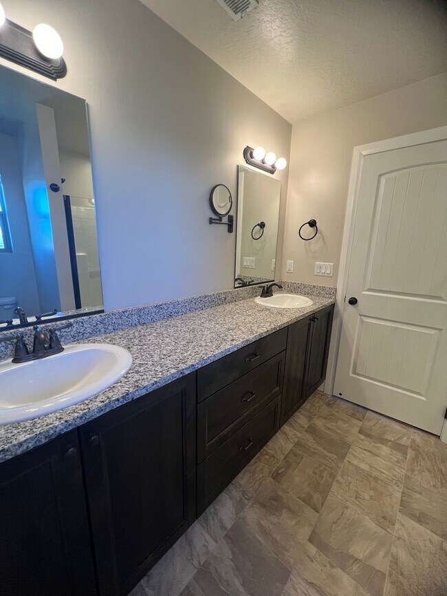 Building Photo - Located in Meadow Crest- 3 bedrooms 3 baths