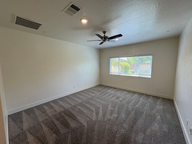 Building Photo - 113 E Tyler Ave