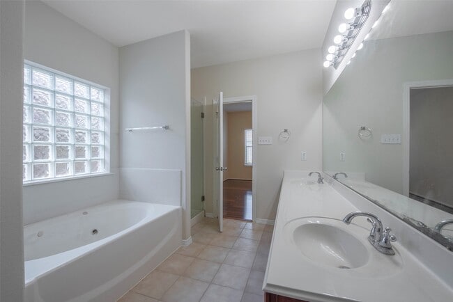 Building Photo - 131 Sunset Falls Dr