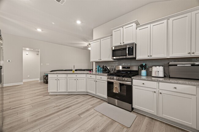 Building Photo - 2605 Golden Palms Ln