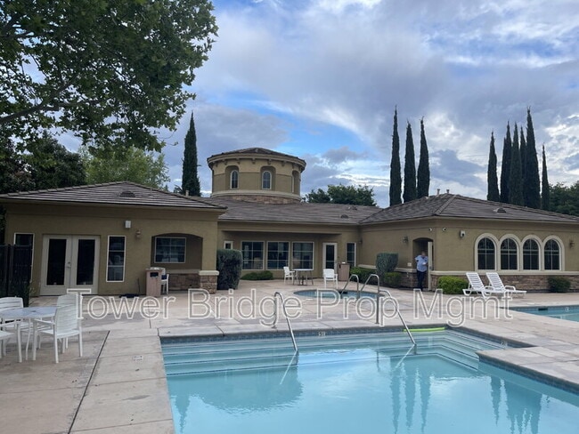 Building Photo - 1900 Danbrook Dr