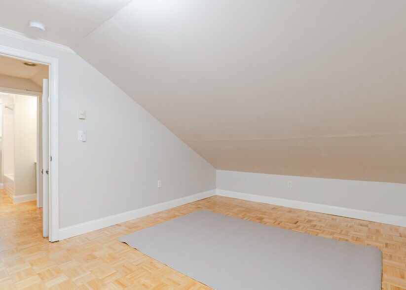 Bedroom 1 - 107 May St