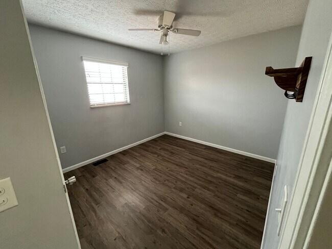 Building Photo - Fantastic 3 bedroom 2 bathroom single family home Johnstown