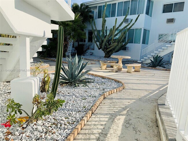 Building Photo - 1840 S Treasure Dr